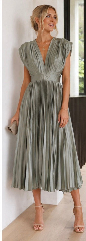 Harrow & Lane™ | Timeless Pleated Midi Dress